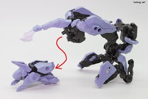 ヘキサギア マーナガルム - 胴体を上の写真のように折りたたんだら、首を取り外します。(2/2)