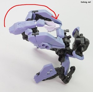 ヘキサギア マーナガルム - 首の後ろカバーに当たるパーツを180度回転させてから、内側に折りたたみます。(1/2)