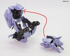 ヘキサギア マーナガルム - 胸部を再び閉じて肩の接続部を再配置したら、取り外していた首を再度取り付けます。(2/2)