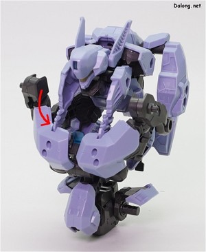 ヘキサギア マーナガルム - 下顎部分を胸部装甲上側のくぼみに合わせると、ボディの変形が完了します。実際にやってみると複雑で難解なので、説明書をしっかり見ながら進める必要がありますね。