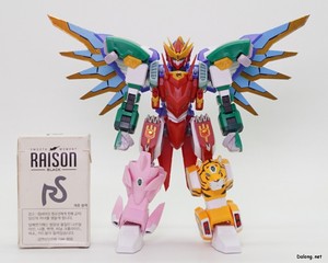 Kotobukiya Maximum Kizuna Kaiser - 담배갑과의 크기 비교. 딱 MG 퍼스트만한 크기입니다.