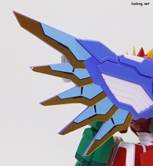 Kotobukiya Maximum Kizuna Kaiser - 대량의 스티커가 적용된 날개와 왼쪽 다리의 호랑이 줄무늬. 이 두 부분에 스티커의 90%가 사용되는데, 아무래도 이질감이 있긴 하네요. (1/2)