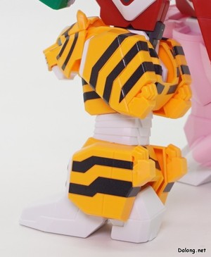 Kotobukiya Maximum Kizuna Kaiser - 대량의 스티커가 적용된 날개와 왼쪽 다리의 호랑이 줄무늬. 이 두 부분에 스티커의 90%가 사용되는데, 아무래도 이질감이 있긴 하네요. (2/2)