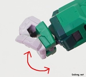 Kotobukiya Maximum Kizuna Kaiser - 무장용 손의 경우, 자체적으로 손목이 꺾이는 관절이 달려있네요. 덕분에 그레이트 반 소드 를 두손으로 잡는 포즈가 가능합니다.