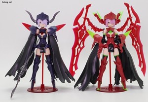 Megami Device Bullet Knights Executioner Hell Blaze - 메가미 디바이스 불릿 나이츠 익스큐셔너와 함께. 본체의 어깨장갑과 망토가 허리 춤으로 내려오긴 했습니다.