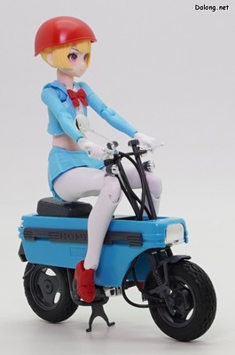 Megami Device Knight Alice Motocompo - 헬멧을 쓴 코스튬모드의 주행모드. 헬멧이 머리에 잘 고정되지 않아서, 무게 중심을 맞추어 살짝 올려놔야 합니다. (2/3)