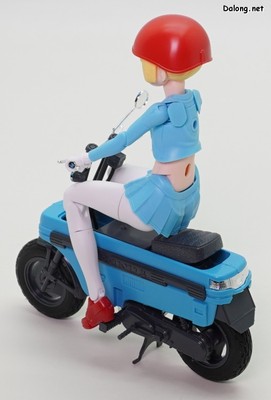 Megami Device Knight Alice Motocompo - 헬멧을 쓴 코스튬모드의 주행모드. 헬멧이 머리에 잘 고정되지 않아서, 무게 중심을 맞추어 살짝 올려놔야 합니다. (3/3)