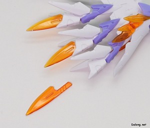 Kotobukiya Desire Maiden Medic - 날개의 깃털을 분리하여 무장으로 사용할 수도 있습니다.