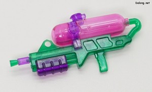 Sousaishojoteien Seira Ichijo [Swim Style] Hair Arrange Ver. - 웨폰유닛 21 워터암즈의 펌핑 액션 소총타입이 컬러풀한 사출색으로 재활용되었습니다.