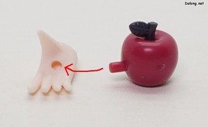 白雪ちゃん - 手のひらの穴にリンゴを差し込んで固定できます。