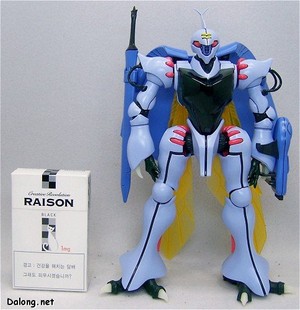 MG Dunbine - 만국공통의 기준잣대 담배갑과의 크기비교. 20cm 정도로 MG중 크기들중에선 약간 큰편입니다.