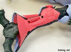 MG Dunbine - 다리의 생체 프레임은 분홍의 연질부품으로 사출되어있습니다. 좀 징그럽죠..