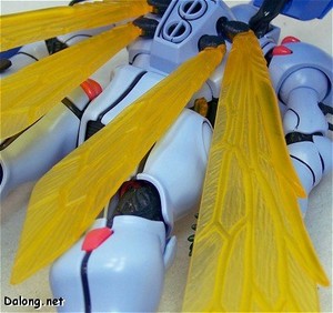 MG Dunbine - 반투명의 노란색으로 사출된 날개부.