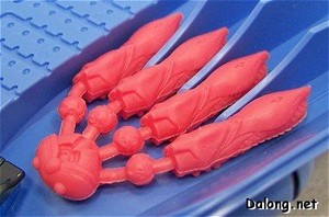 MG Dunbine - 등짝의 오라 컨버터의 내부 재질도 연질 고무로 느믈느믈 징글맞게 표현되어 있습니다.