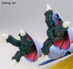 MG Dunbine - 오우.. 이건 완전 닭발~ ^^; 3개의 발가락이 개별적으로 가동됩니다. 불투명한 우유빛으로 사출된 발톱에 주목.