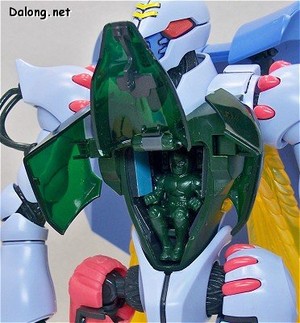 MG Dunbine - 콕핏 해치 오픈. 진한 녹색의 클리어 파츠로 구성되어 있으며, 열리는 방식이 조금 독특합니다.