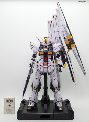 PG Unleashed Nu Gundam - 담배갑과의 크기 비교