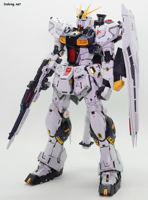 PG Unleashed Nu Gundam - 다만 장시간 세워두면 위와 같이 자세가 흐트러질 가능성이 있습니다. 등에 달린 바주카와 왼팔에 달린 실드가 너무 크고 무겁네요. 결국 스탠드 없이 세울 때 최소한 바주카는 달지 않