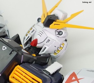 PG Unleashed Nu Gundam - 원작에서의 격납고 장면을 재현하기 위해 패브릭 씰을 적용한 모습. 눈과 머리의 앞/뒤 카메라 아이, 그리고 가슴 카메라 4군데에 붙입니다. 뭐 이런 것 까지 재현해줬나 싶긴 한데,