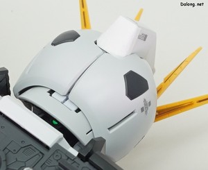 PG Unleashed Nu Gundam - 원작에서의 격납고 장면을 재현하기 위해 패브릭 씰을 적용한 모습. 눈과 머리의 앞/뒤 카메라 아이, 그리고 가슴 카메라 4군데에 붙입니다. 뭐 이런 것 까지 재현해줬나 싶긴 한데,