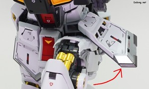 PG Unleashed Nu Gundam - 스커트를 옆으로 치워서 고관절을 더 많이 올릴 수 있습니다.