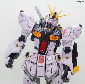 PG Unleashed Nu Gundam - 문제의 허리 좌우 회전 기믹.. 스탠드 없이는 핀판넬을 0.1초도 버티지 못하는데, 튼튼한 어깨,고관절,무릎 등에 비해 상대적으로 관절강도가 떨어집니다.