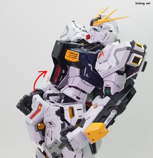 PG Unleashed Nu Gundam - 허리의 전후가동. 뒤쪽으로 많이 꺾이는 점은 좋은데요. 등에 바주카를 달고 직립시키면, 이 관절 때문에 천천히 뒤로 기울기도 합니다. (2/2)