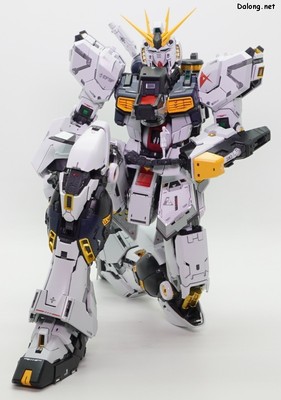 PG Unleashed Nu Gundam - 무릎 앉아 해치 오픈 자세. 생각보다 종아리가 너무 길어서 구현이 까다로운데요. 고관절 이동기믹을 확장하고, 허리도 약간 꺾어주면 어느정도 구현됩니다. (2/5)