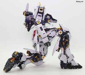 PG Unleashed Nu Gundam - 무릎 앉아 해치 오픈 자세. 생각보다 종아리가 너무 길어서 구현이 까다로운데요. 고관절 이동기믹을 확장하고, 허리도 약간 꺾어주면 어느정도 구현됩니다. (4/5)