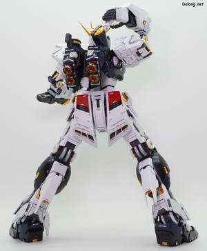 PG Unleashed Nu Gundam - 백팩 빔사벨 발도자세. 빔사벨 고정부가 가동되면서 좀더 자연스러워진 것 같습니다. (2/4)