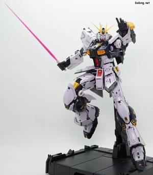 PG Unleashed Nu Gundam - 스탠드를 활용한 빔사벨 포즈. 다리가 무겁긴 하지만 관절강도가 튼튼해서, 다리를 띄운 채 포즈 고정이 가능합니다. (1/3)