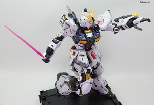 PG Unleashed Nu Gundam - 스탠드를 활용한 빔사벨 포즈. 다리가 무겁긴 하지만 관절강도가 튼튼해서, 다리를 띄운 채 포즈 고정이 가능합니다. (2/3)