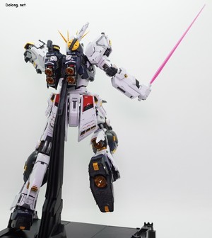 PG Unleashed Nu Gundam - 스탠드를 활용한 빔사벨 포즈. 다리가 무겁긴 하지만 관절강도가 튼튼해서, 다리를 띄운 채 포즈 고정이 가능합니다. (3/3)