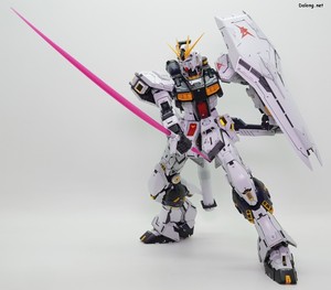 PG Unleashed Nu Gundam - 완전무장 상태에서 취해본 지면 상의 빔사벨 포즈. 발바닥 접지력이 좋아서, 핀판넬만 없으면 포징이 크게 어렵진 않습니다. 대신에 위에 언급한 고관절 이동기믹을 꽉 잡아준 상태여야 