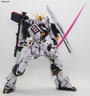 PG Unleashed Nu Gundam - 완전무장 상태에서 취해본 지면 상의 빔사벨 포즈. 발바닥 접지력이 좋아서, 핀판넬만 없으면 포징이 크게 어렵진 않습니다. 대신에 위에 언급한 고관절 이동기믹을 꽉 잡아준 상태여야 