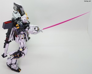 PG Unleashed Nu Gundam - 완전무장 상태에서 취해본 지면 상의 빔사벨 포즈. 발바닥 접지력이 좋아서, 핀판넬만 없으면 포징이 크게 어렵진 않습니다. 대신에 위에 언급한 고관절 이동기믹을 꽉 잡아준 상태여야 