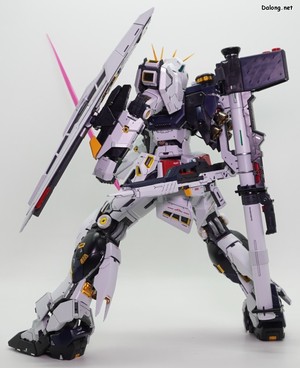 PG Unleashed Nu Gundam - 완전무장 상태에서 취해본 지면 상의 빔사벨 포즈. 발바닥 접지력이 좋아서, 핀판넬만 없으면 포징이 크게 어렵진 않습니다. 대신에 위에 언급한 고관절 이동기믹을 꽉 잡아준 상태여야 