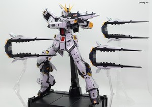 PG Unleashed Nu Gundam - 핀판넬 사출 포즈. 공간을 너무 많아 차지해서 3개만 디스플레이해보았습니다. (1/3)