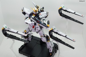 PG Unleashed Nu Gundam - 핀판넬 사출 포즈. 공간을 너무 많아 차지해서 3개만 디스플레이해보았습니다. (2/3)