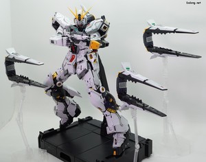 PG Unleashed Nu Gundam - 핀판넬 사출 포즈. 공간을 너무 많아 차지해서 3개만 디스플레이해보았습니다. (3/3)