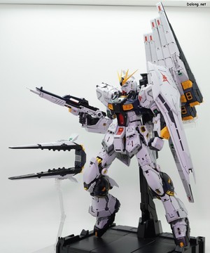 PG Unleashed Nu Gundam - 핀판넬을 장착한 상태의 액션 포즈. (1/4)