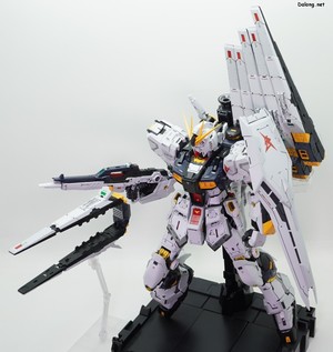 PG Unleashed Nu Gundam - 핀판넬을 장착한 상태의 액션 포즈. (2/4)