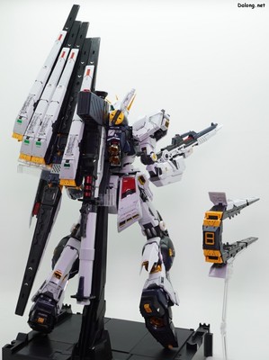 PG Unleashed Nu Gundam - 핀판넬을 장착한 상태의 액션 포즈. (3/4)