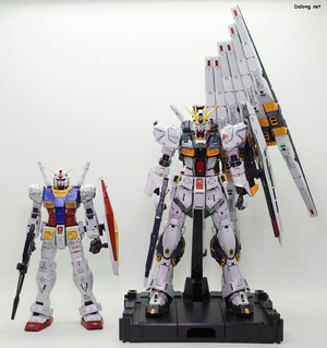PG Unleashed Nu Gundam - PG 언리시드 퍼스트 건담과 함께. 스탠드 높이까지 더해져서 키 차이가 더 큽니다.