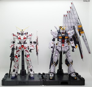 PG Unleashed Nu Gundam - PG 유니콘 건담과 함께. 키는 엇비슷 하지만, 뉴건담의 덩치가 더 커보입니다. (특히 머리 크기..)