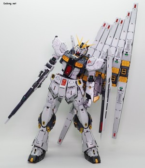 PG Unleashed Nu Gundam - 스탠드에서 내려놓으면 즉시 저렇게 기울어버립니다. 단 0.1초도 못버티네요 ㅠㅠ