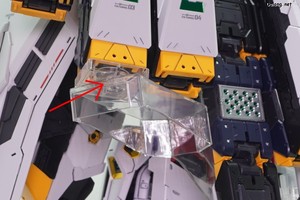 PG Unleashed Nu Gundam - 스탠드에 올리면 핀판넬 전용 지지대가 있어서, 다행히 크게 기울지는 않습니다.