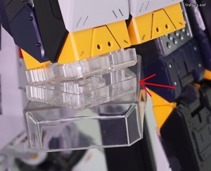 PG Unleashed Nu Gundam - 또는 위와 같이 보조파츠를 1개 또는 2개를 수직으로 쌓는 것도 방법입니다. 이러면 확실하게 허리가 일자로 서긴 합니다만, 투명 지지대가 힘을 너무 받아서 부러질까봐 걱정되기도 합