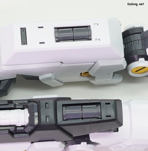 PG Unleashed Nu Gundam - 양 팔뚝의 회전부를 돌리면 실드 고정 구멍을 노출시킬 수 있습니다. (1/2)