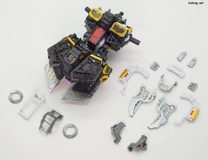 PG Unleashed Nu Gundam - 프레임을 추가로 탈거한 모습